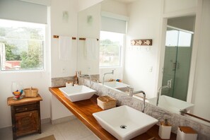 A modern bathroom with three sinks, a large mirror, and a bathtub. - Casa do Mar Buzios (Búzios)