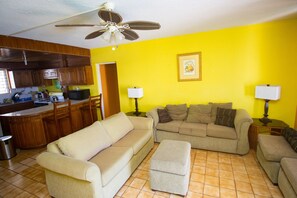 Appartement Standard, 1 chambre, vue océan, en bord de plage | Coin séjour | Télévision