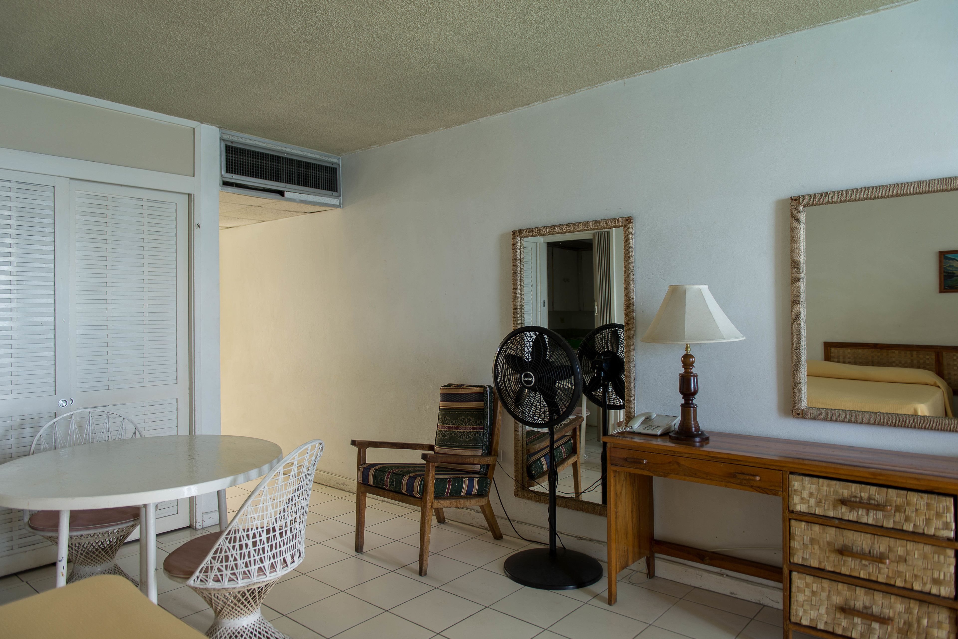 studio economy | desk, wifi