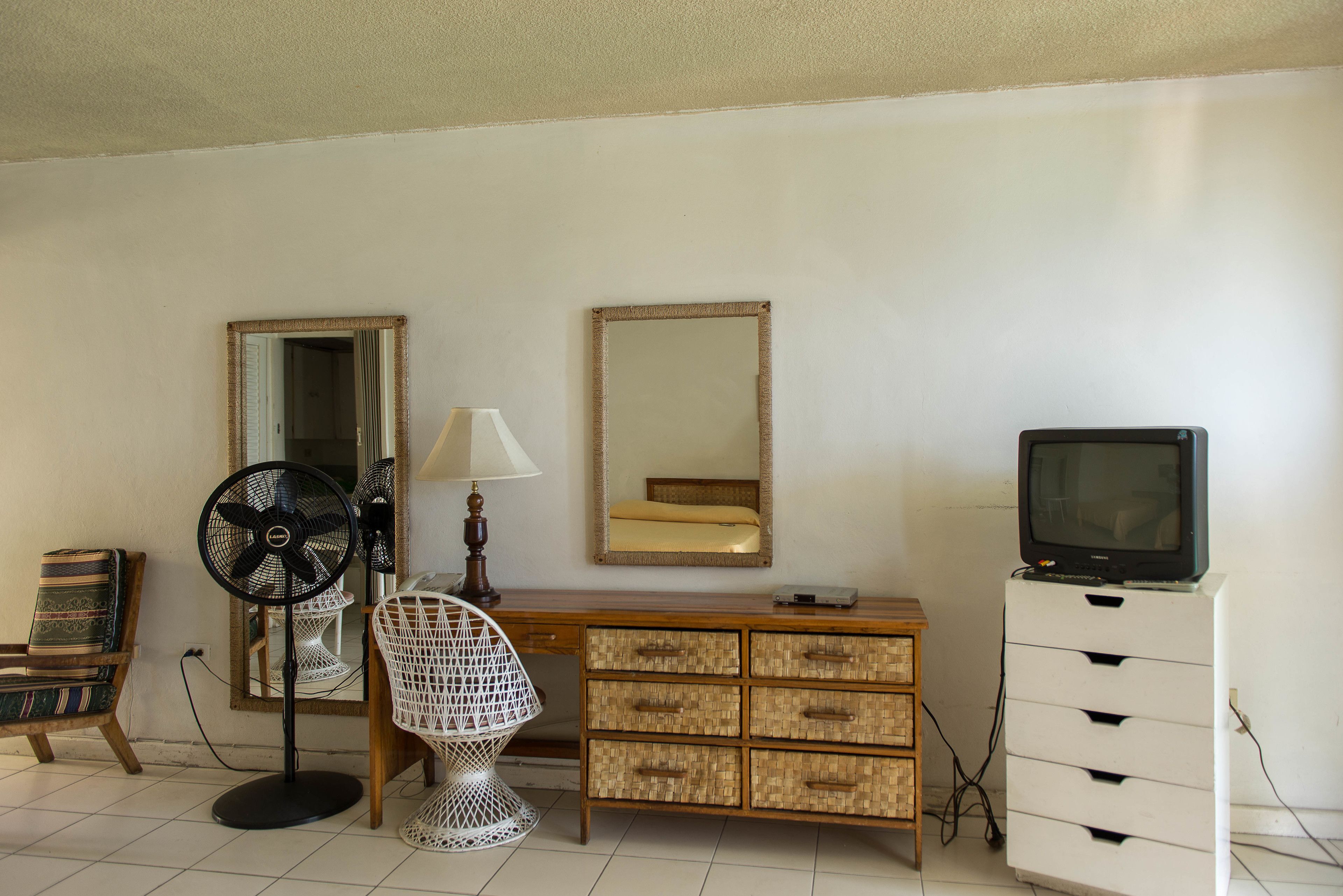 studio economy | desk, wifi