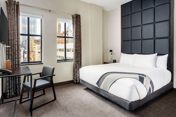 Peralatan tempat tidur premium, tilam berlapik, peti besi dalam bilik