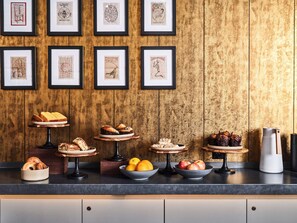 Se ofrece un desayuno completo todos los días (por un coste adicional)