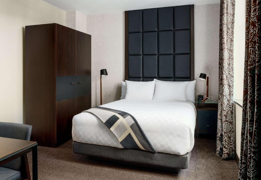 Literie de qualité, lit avec matelas à plateau-coussin, coffre-fort