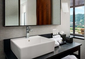 Shower, designer toiletries, hair dryer, towels - Joinery Hotel Pittsburgh, Curio Collection by Hilton (Pittsburgh)