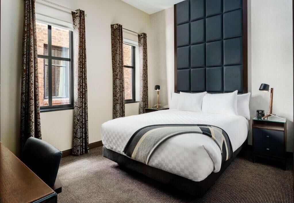 Literie de qualité, lit avec matelas à plateau-coussin, coffre-fort