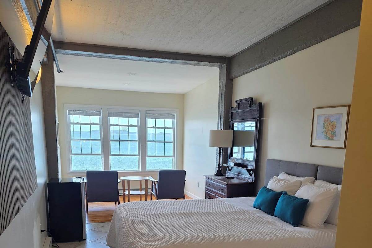 Standard Room, 1 King Bed, Ocean View
