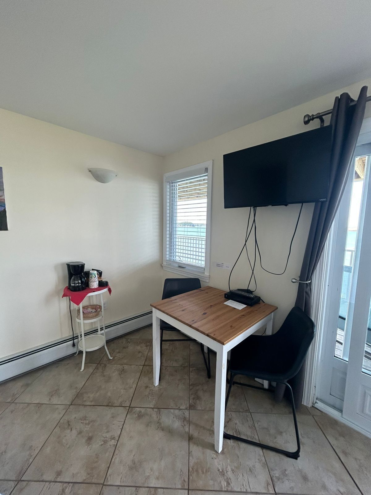 standard room, 1 king bed, balcony, ocean view | soundproofing, iron/ironing board, free wifi, bed sheets