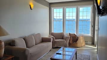 Standard Apartment, Multiple Beds, Ocean View | Living area