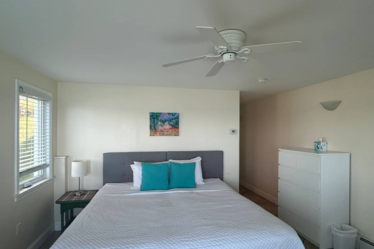 Chambre de base, 1 trĂšs grand lit, balcon, vue sur lâocĂ©an | SystĂšme dâinsonorisation, fer et planche Ă  repasser