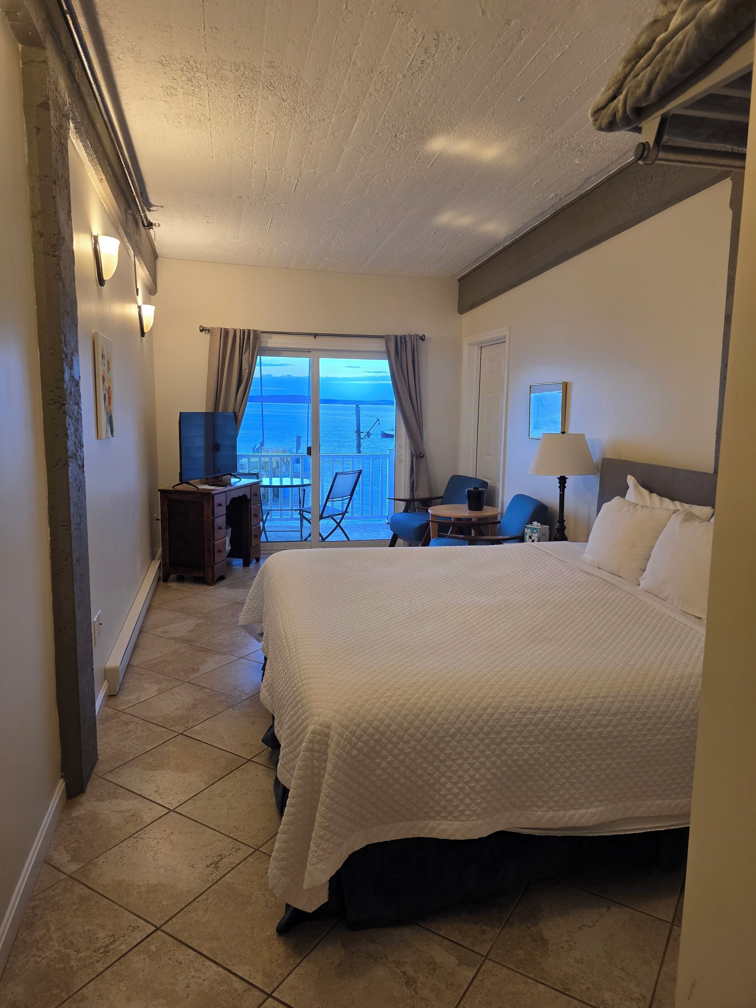 Lydisolert, strykejern/-brett, wi-fi (inkludert) og sengetøy