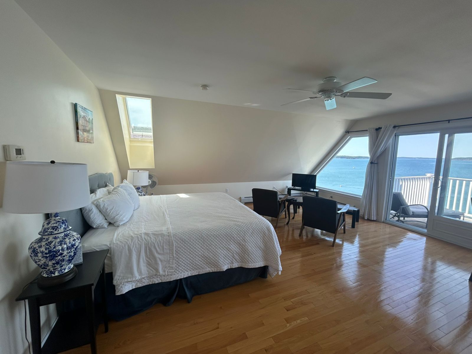 Lydisolert, strykejern/-brett, wi-fi (inkludert) og sengetøy