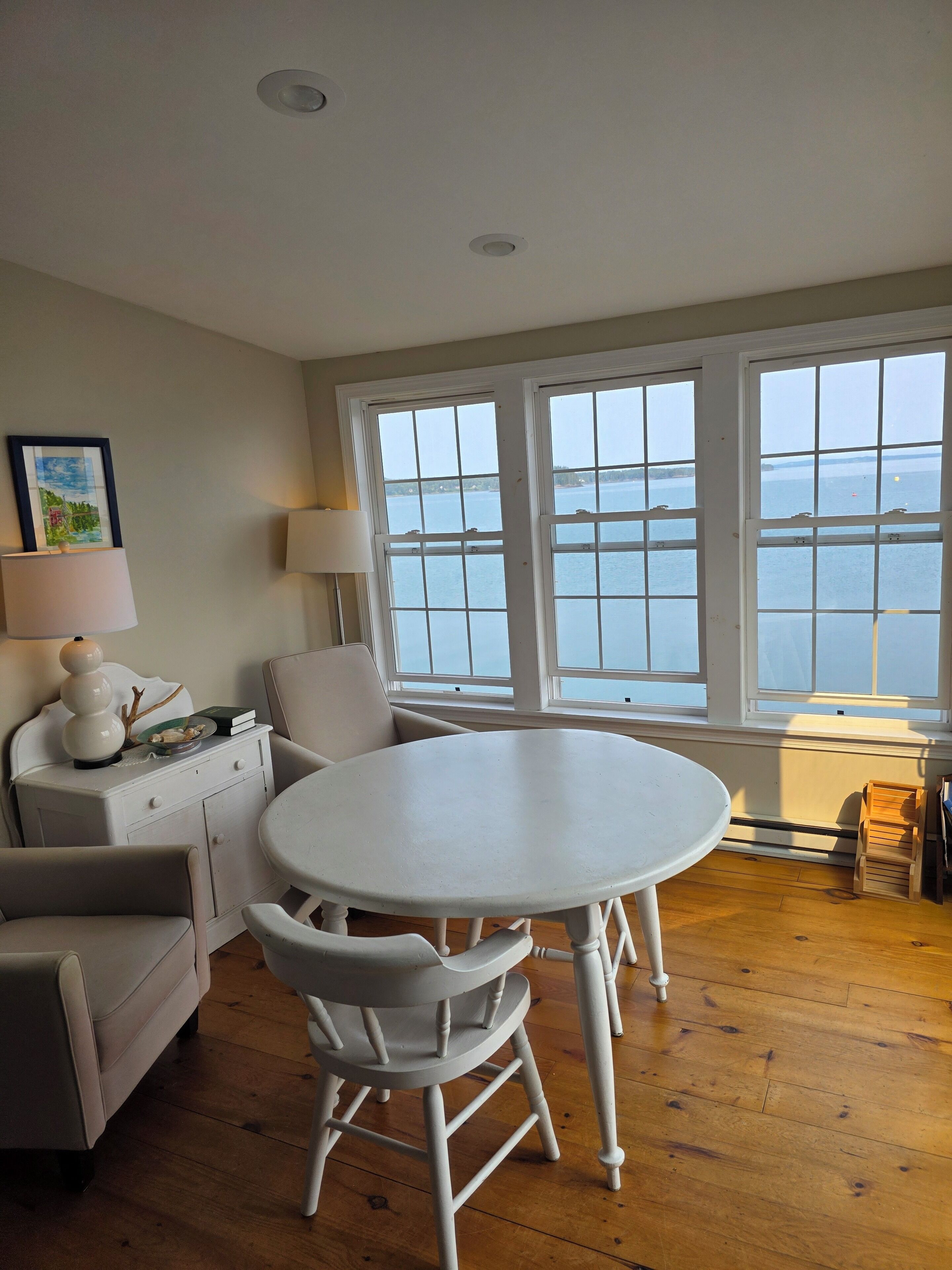 ثلاجة، ميكروويف، ماكينة لصنع القهوة/الشاي