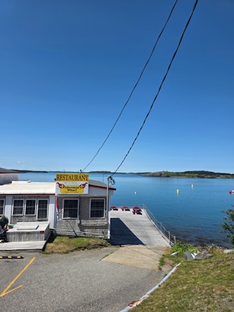 Fachada de la propiedad. The Inn on the Wharf