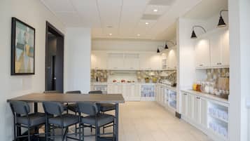 Daily buffet breakfast (USD 8 per person)