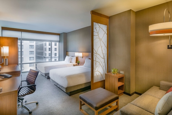 Deluxe Room, Berbilang Katil (2 Queen & 1 Sofa Bed) | Meja, langsir/tirai gelap terus, kalis bunyi, seterika/papan seterika