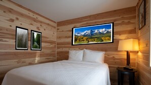 Suite, Ensuite (2 Bedroom/3 bed-Kitchen ) | Desk, laptop workspace, WiFi (free), bed sheets