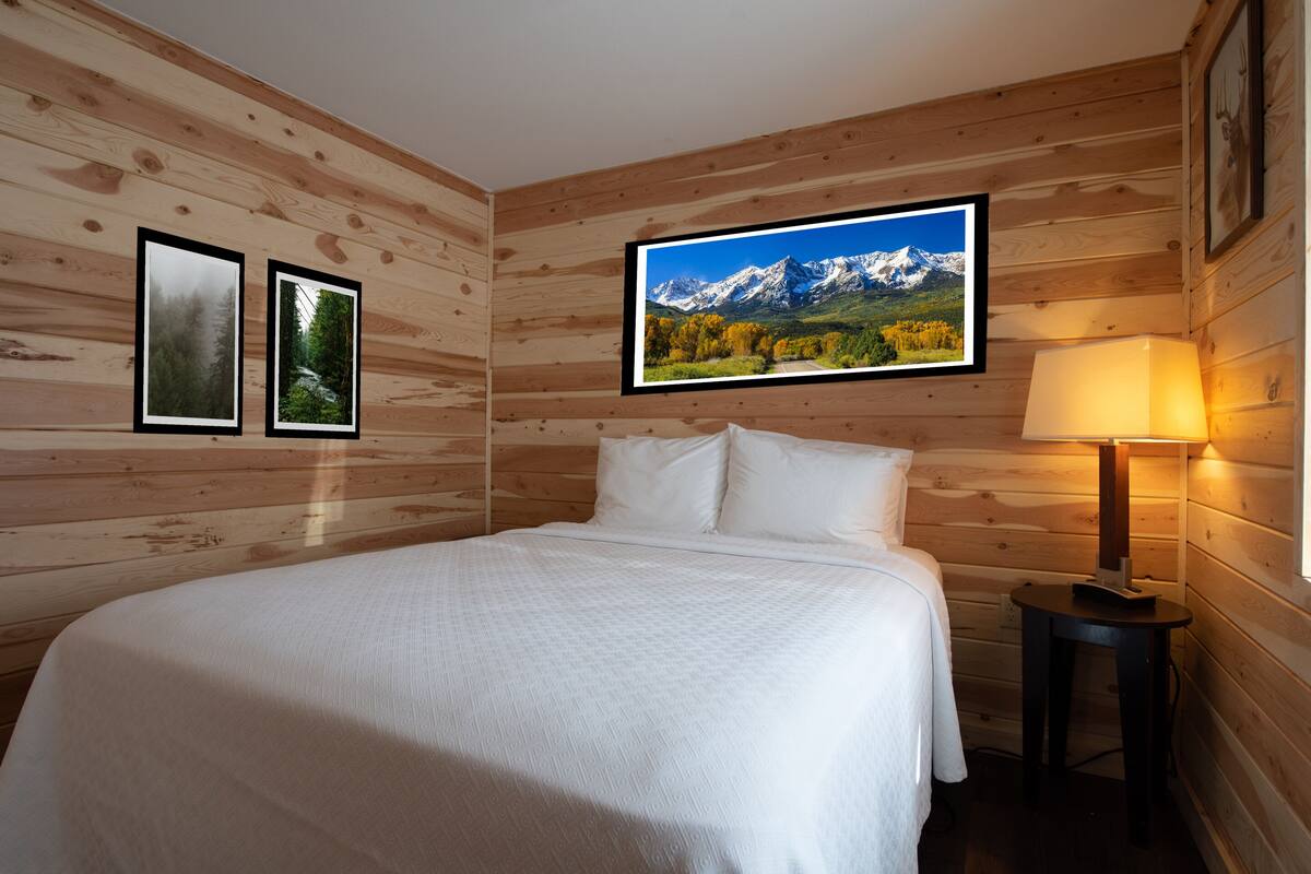 Suite, Ensuite (2 Bedroom/3 bed-Kitchen ) | Desk, laptop workspace, WiFi (free), bed sheets