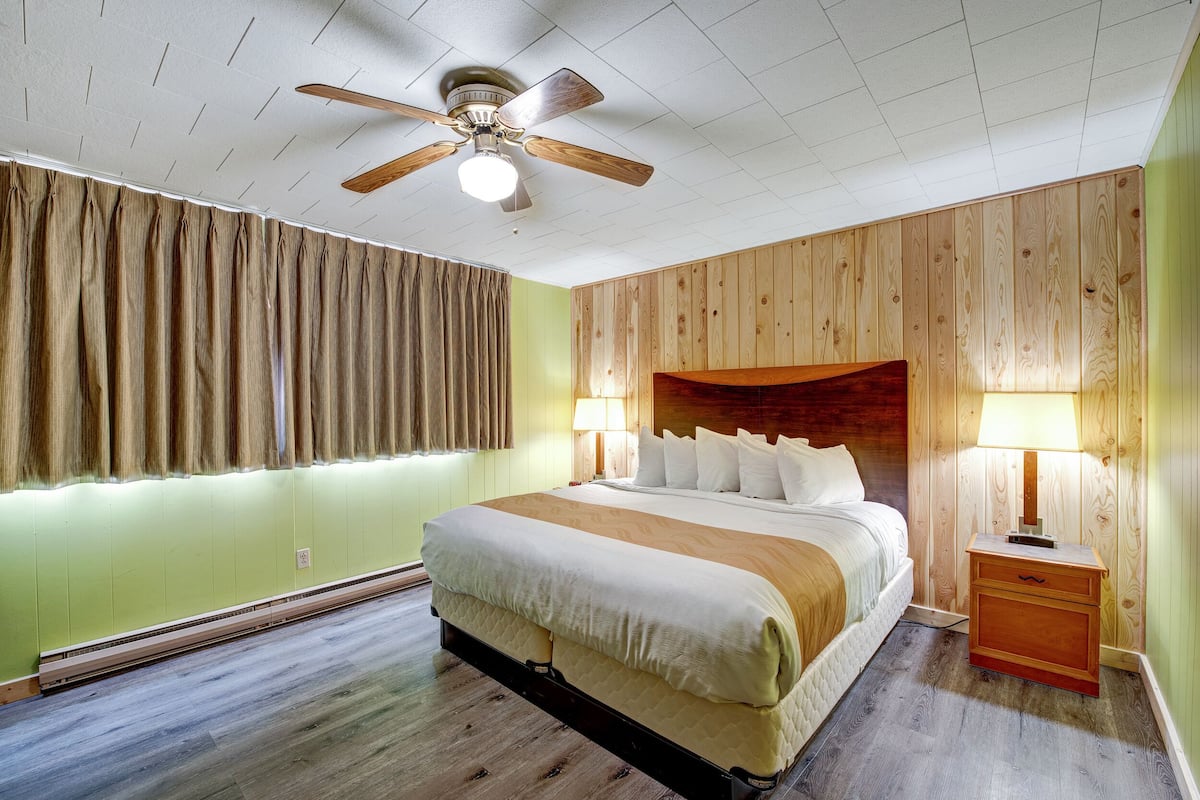 Desk, laptop workspace, free WiFi, bed sheets