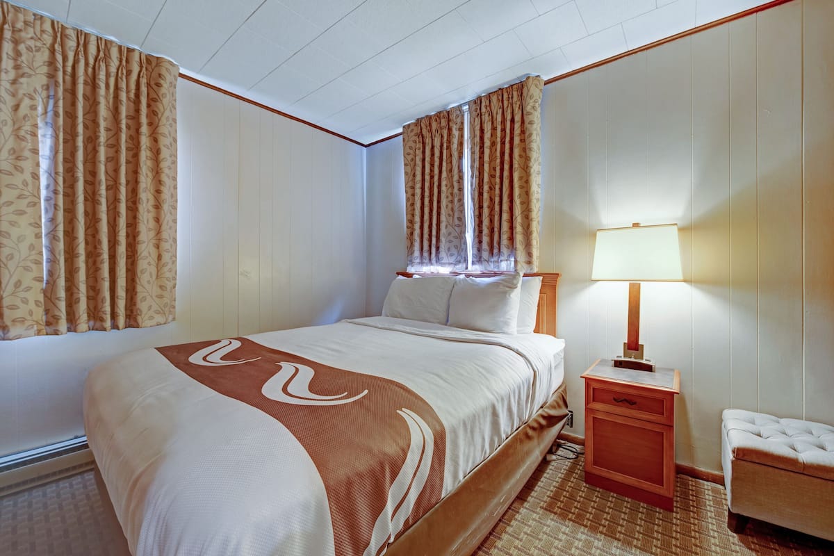 Desk, laptop workspace, free WiFi, bed sheets
