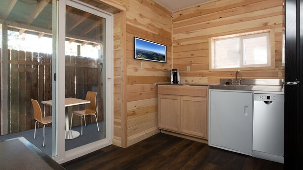 Suite, Ensuite (2 Bedroom/3 bed-Kitchen ) | Private kitchen | Coffee/tea maker, fridge, microwave