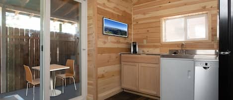 Svit - eget badrum (2 Bedroom/3 bed-Kitchen ) | Eget kök | Kylskåp, mikrovågsugn och kaffe- och tebryggare
