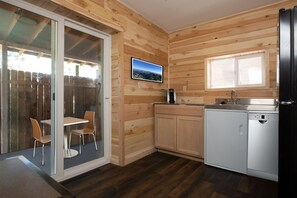 Suite, salle de bain attenante (2 Bedroom/3 bed-Kitchen ) | Cuisine privée | Réfrigérateur, four à micro-ondes, cafetière-théière