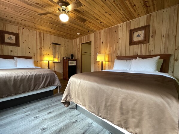 Chambre double, salle de bain attenante (2) | Bureau, espace de travail pour ordinateurs portables