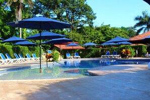 Outdoor pool, sun loungers - La Foresta Nature Resort (Quepos)