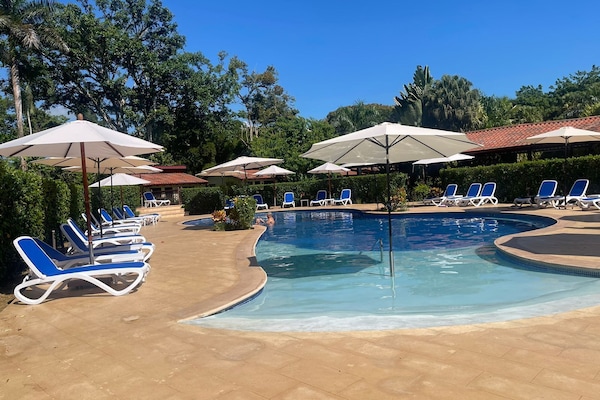 Piscina externa, espreguiçadeiras