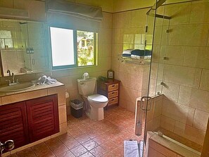 Villa | Bad | Dusj, regndusjhode, toalettartikler (inkludert) og hårføner