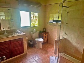 Villa | Badrum | Dusch, regndusch, gratis toalettartiklar och hårtork