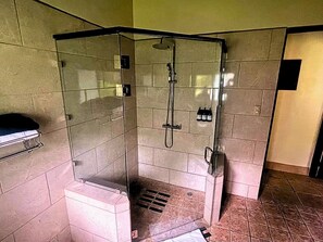 Villa | Bathroom | Shower, rainfall showerhead, free toiletries, hair dryer - La Foresta Nature Resort (Quepos)
