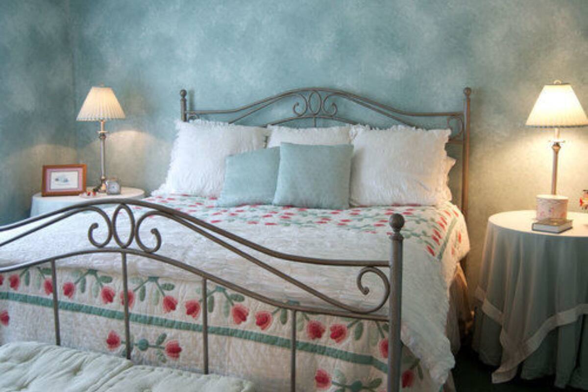Iron/ironing board, free wired Internet, bed sheets