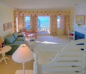 Phòng Deluxe, phòng tắm riêng (Room 19 -Annex Seaside 2nd FL King) | Bộ đồ giường cao cấp, trang trí khác biệt 