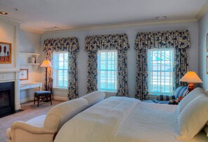 客房, 私人浴室 (Room 17 -Annex Village 2nd FL King) | 高級寢具、獨特設計、獨特裝修、書桌