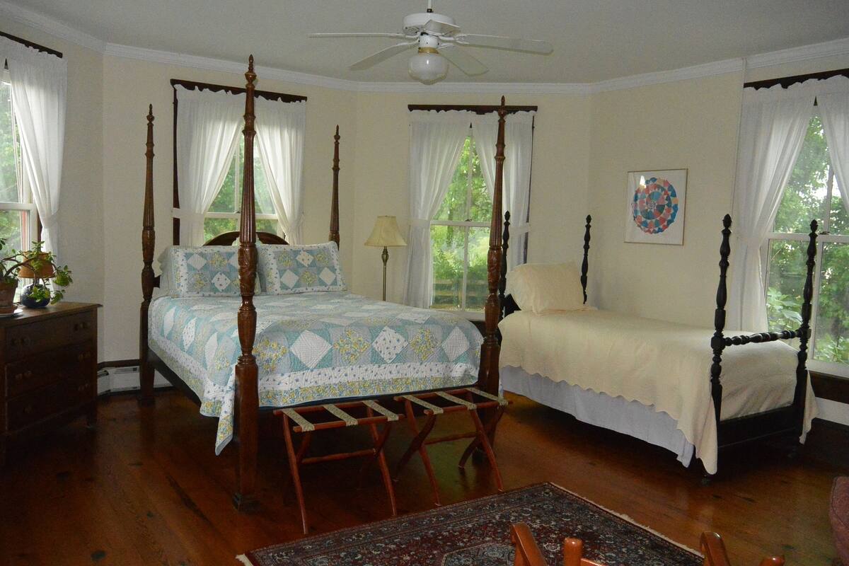 Standard Double Room | Iron/ironing board, free WiFi, bed sheets