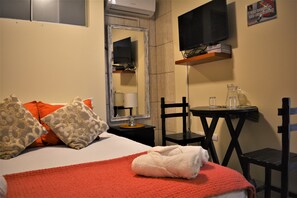 Estudio económico, 1 cama matrimonial, baño en la habitación | Edredón, espacio para trabajar con laptop y cortinas blackout