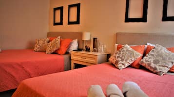 1 habitación, edredón y espacio para trabajar con laptop