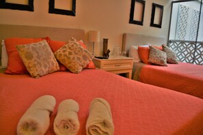 Edredons de pluma, espaço de trabalho para notebook, cortinas blackout