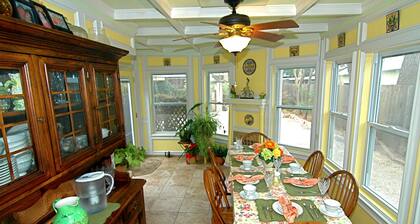 Southern Charm Lodging Bed and Breakfast