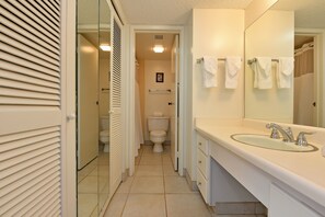 Condo, 2 habitaciones | Baño | Toallas y shampoo 