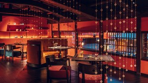 A dimly lit restaurant with wooden furniture and hanging decorations. - Hoshino Resorts KAI Kaga (Kaga)