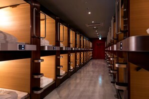 Peti besi dalam bilik, Wi-fi percuma, cadar katil 