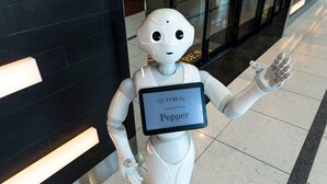 Un robot con una tableta que muestra 