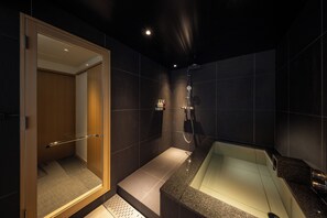 Traditionele kamer (Japanese-style, with Lake View, FB4) | Badkamer | Een regendouche, gratis toiletartikelen, een haardroger, pantoffels