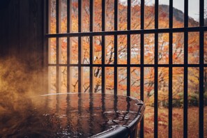 传统客房 (Japanese-style, Outdoor Bath, RA3) | 浴室 | 免费洗浴用品、吹风机、拖鞋、坐浴桶