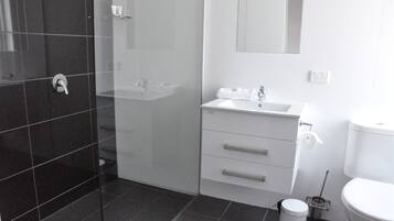 Regadera, amenidades de baño gratuitas, secadora de cabello, toallas