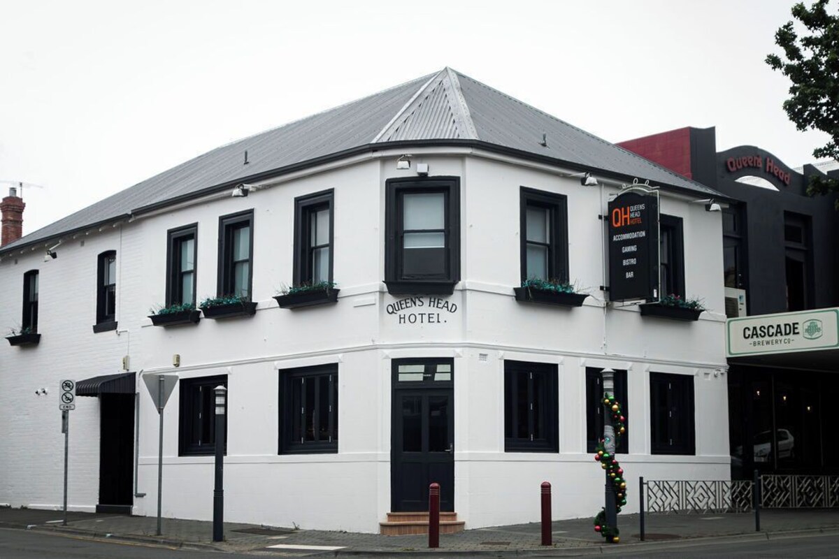 Queens Head Hotel