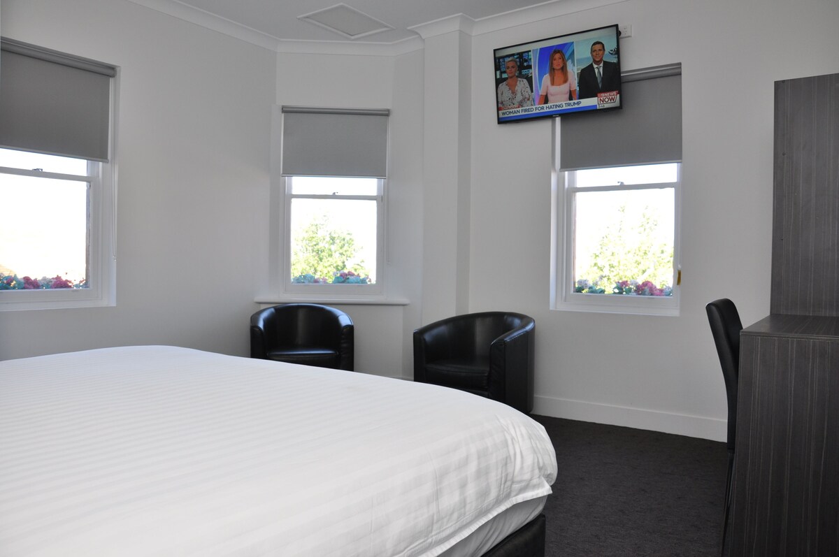 Queens Head Hotel