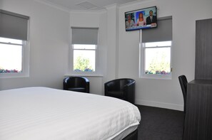 Iron/ironing board, free WiFi, bed sheets - Queens Head Hotel (North Hobart)